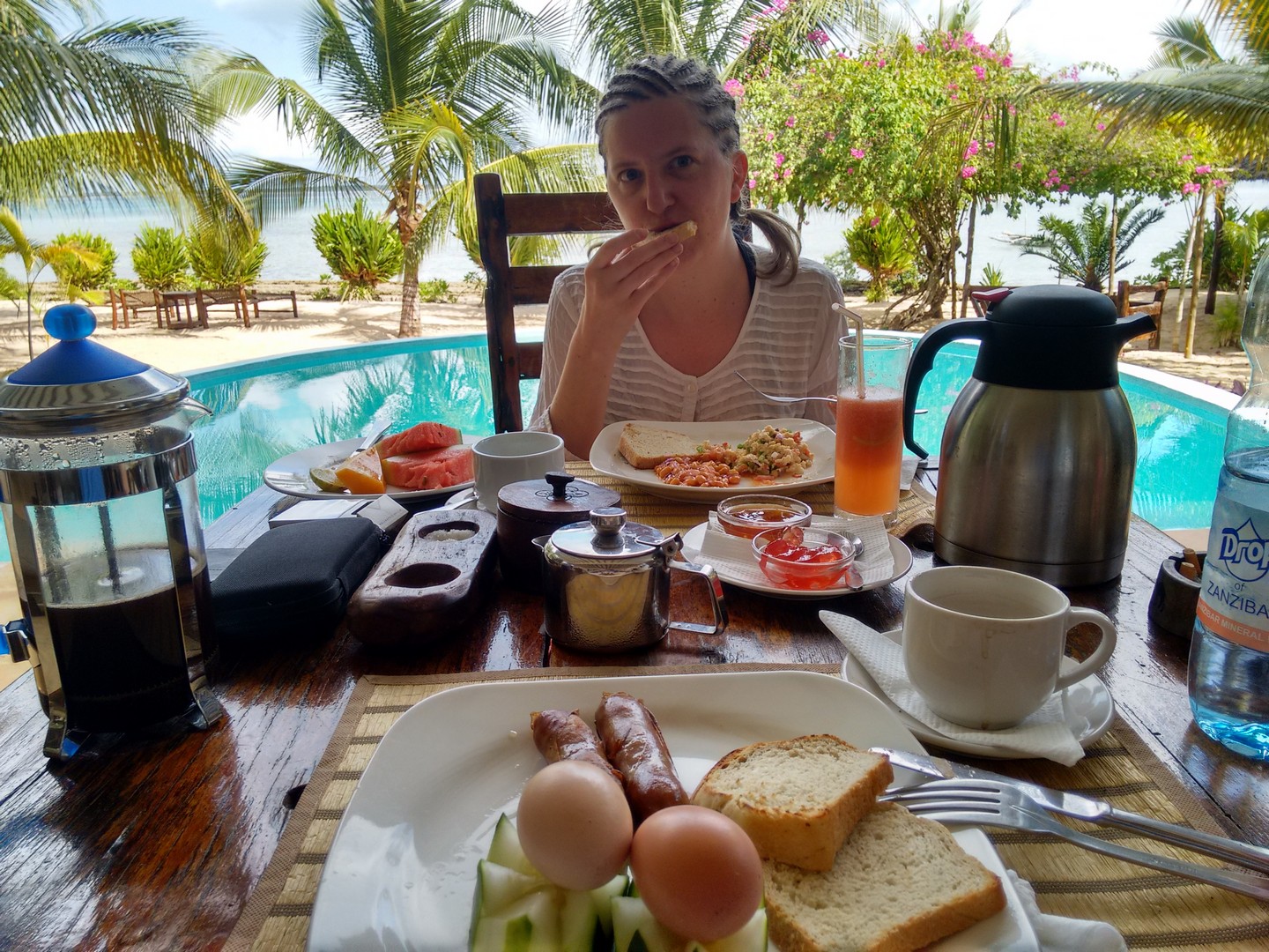 Milele Villas Zanzibar breakfast with swimming pool and Indean Ocean in the background