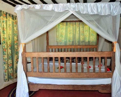 Evergreen Bungalows Hotel full-size bed