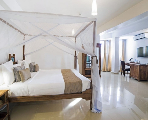 Maru Maru Hotel full-size bed